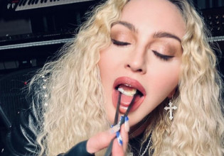 Madonna: Ποζάρει με… πόδια ανοιχτά και διχάζει τους θαυμαστές της