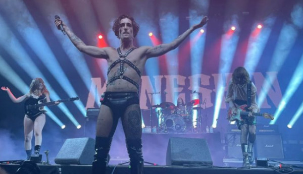 Maneskin: Έβαλαν φωτιά στο Coachella – Όλα τα βλέμματα στα δερμάτινα εσώρουχα ο Damiano