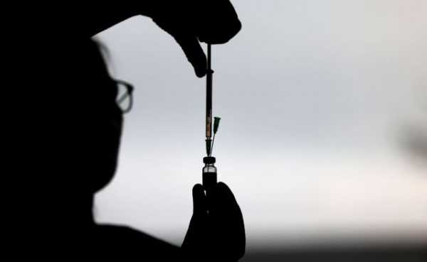Κιούμης: Η πολιτική των πέντε δόσεων εμβολίου είναι καταδικασμένη