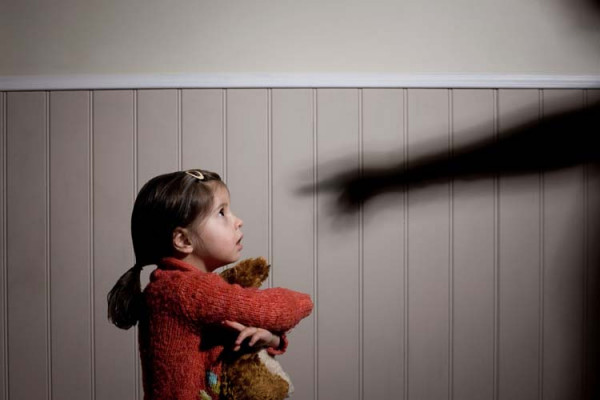 Παιδική κακοποίηση: Γιατί καθυστερούν οι κοινωνικές υπηρεσίες
