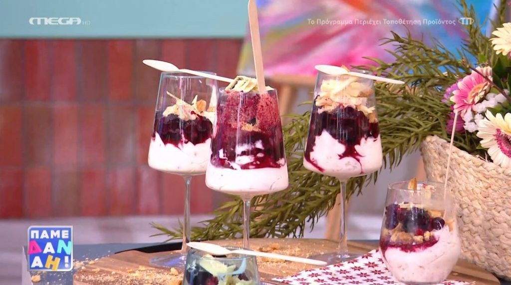 Ο Τίμος Ζαχαράτος φτιάχνει γιαουρτογλυκό με μπισκότο και μαρμελάδα