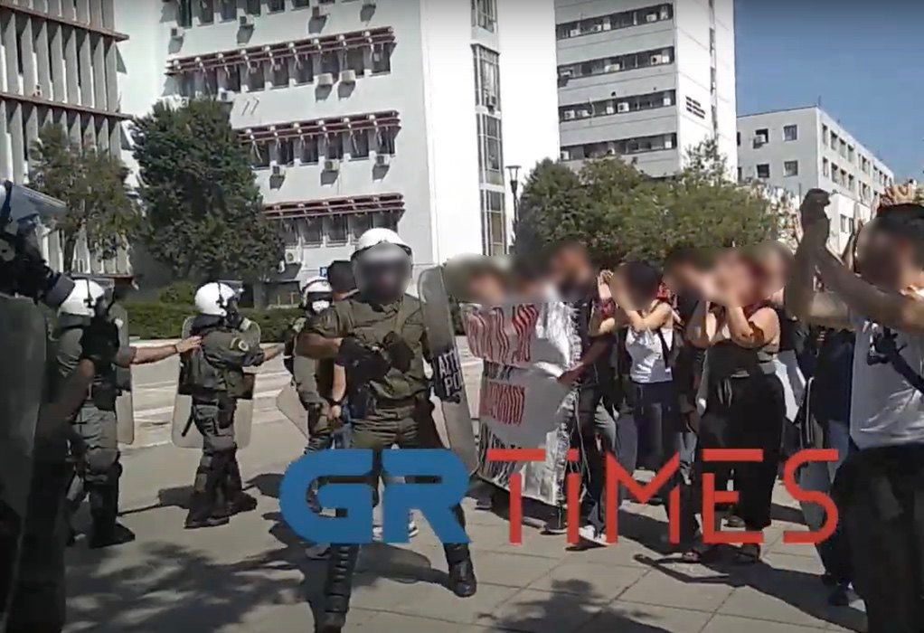 Θεσσαλονίκη: Ένταση ανάμεσα σε φοιτητές και ΜΑΤ κατά την αποχώρηση της Αστυνομίας από το ΑΠΘ