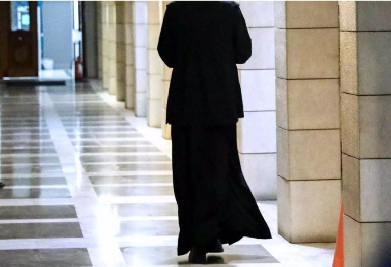 Απίστευτη καταγγελία: Ανοίκεια επίθεση ιερέα σε άπορη τρανς γυναίκα