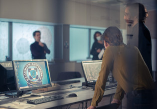 «Σιωπηλός Δρόμος»: Ξετυλίγει ξανά τη μυστηριώδη ιστορία του κάθε Δευτέρα και Τρίτη στο Mega