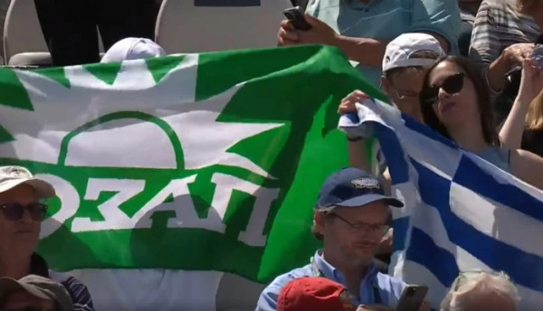 Στέφανος Τσιτσιπάς: Έλληνες πανηγύρισαν τη νίκη του με… σημαία του ΠΑΣΟΚ