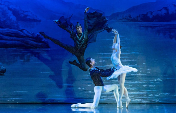 H Λίμνη των Κύκνων η διάσημη και διαχρονική ιστορία αγάπης στο Christmas Theater