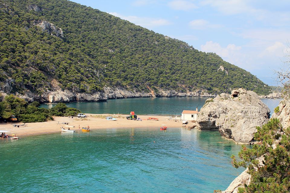 Παραλία Μυλοκοπή, τιρκουάζ νερά στον Δήμο Λουτρακίου