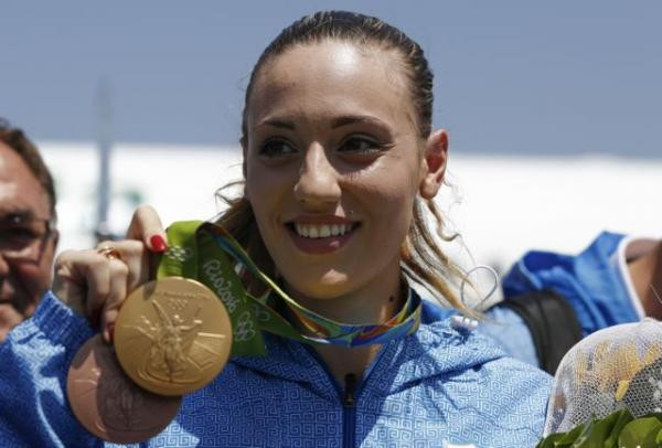 Αννα Κορακάκη: Εμμονικός «θαυμαστής» έβαλε φωτιά στο αυτοκίνητου του συντρόφου της