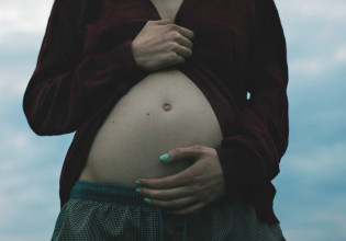 Βρετανία: Το Εθνικό Σύστημα Υγείας μπλόκαρε χρήσιμες συμβουλές προς τρανς εγκύους