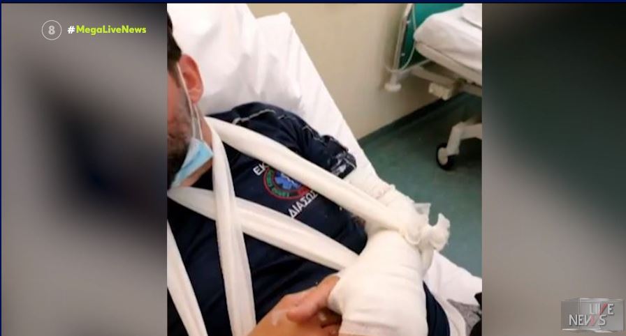 Σαλαμίνα: Συγκλονίζει ο διασώστης του ΕΚΑΒ που έπεσε θύμα ξυλοδαρμού από ασθενή - «Είχε σκοπό να με σκοτώσει»