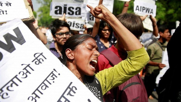 Ινδία: Συνελήφθη αξιωματικός της αστυνομίας – Κατηγορείται ότι βίασε 13χρονη που είχε πέσει θύμα ομαδικού βιασμού