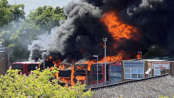Λονδίνο: Συναγερμός για τεράστια έκρηξη σε γκαράζ λεωφορείων