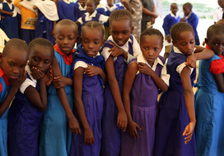 Εμβόλια και φάρμακα σε τιμές κόστους θα προσφέρει η Pfizer σε φτωχές χώρες