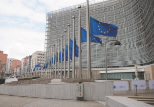 Κομισιόν: Προς κατάργηση έκτακτης εισφοράς και τέλους επιτηδεύματος