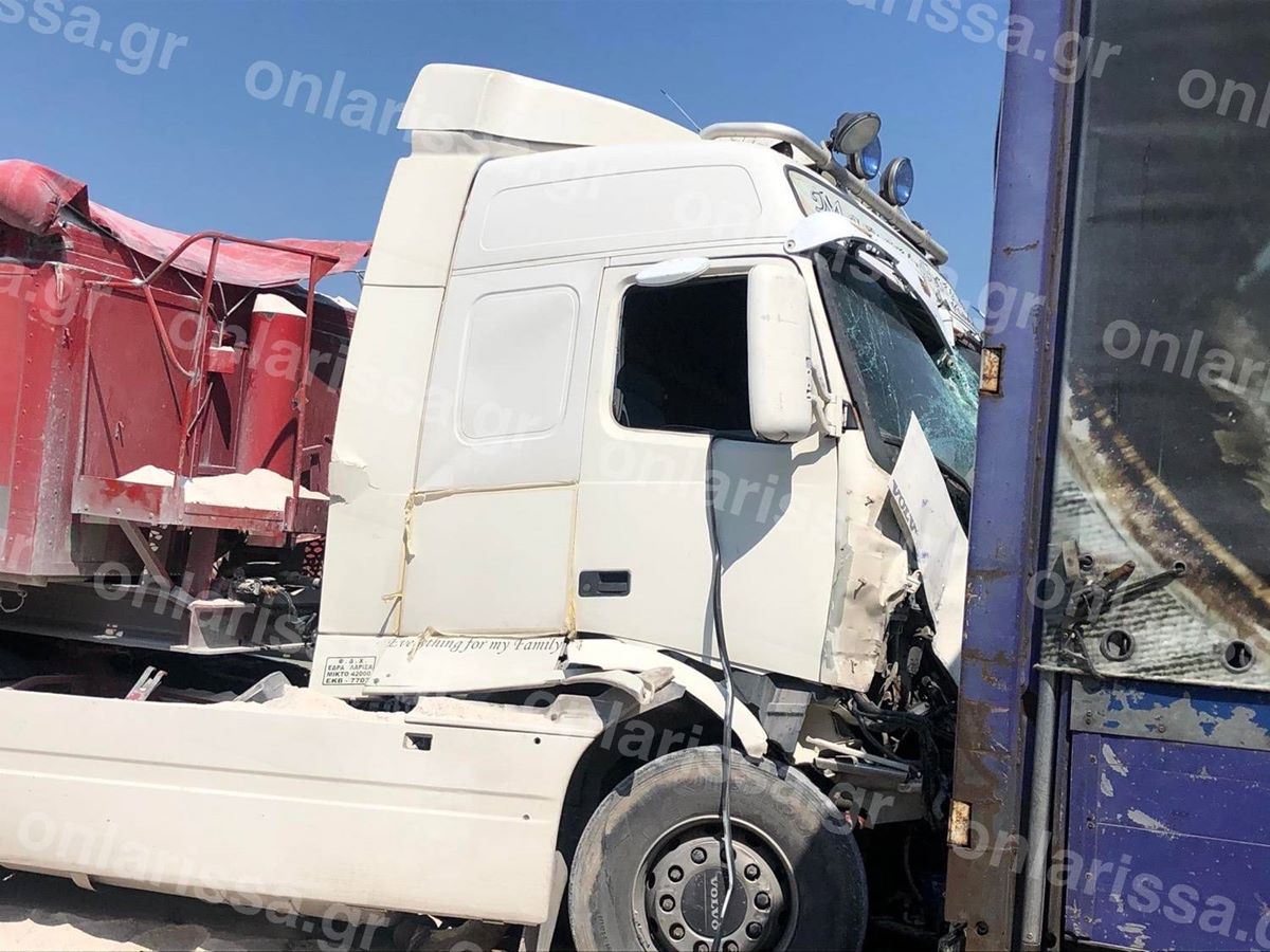 Λάρισα: Σύγκρουση τεσσάρων φορτηγών - Εγκλωβίστηκε οδηγός