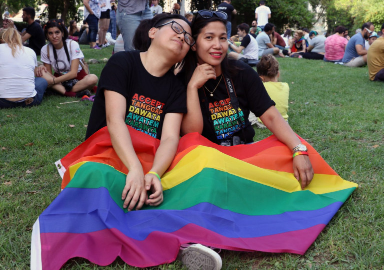 Βρετανία: Το 11% των νέων γυναικών αυτοπροσδιορίζονται ως λεσβίες ή bisexual