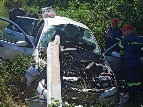 Αμφιλοχία: Οι μπάρες εμβόλισαν ΙΧ αυτοκίνητο σε σοκαριστικό τροχαίο στην Αμφιλοχία