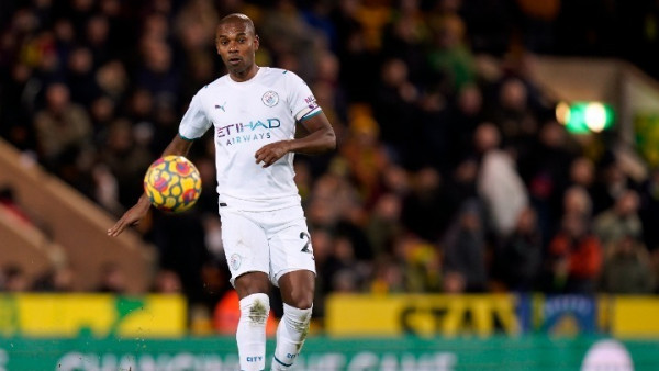 Ο Φερναντίνιο στηρίζει τους νεαρούς αμυντικούς της Σίτι