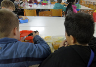 Θεσσαλονίκη: Εισαγγελική έρευνα για αλλοιωμένα τρόφιμα σε μαθητές σχολείων