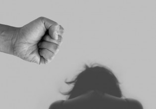 Ενδοοικογενειακή βία: Έξαρση των εγκλημάτων με νέες μορφές εις βάρος των γυναικών