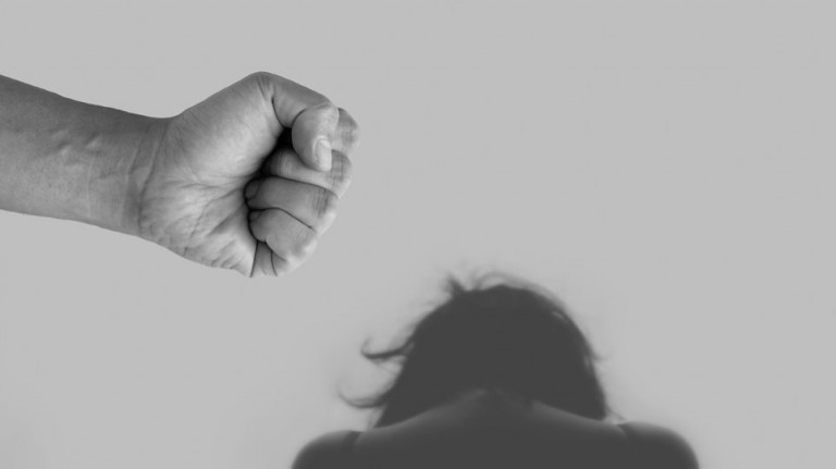 Ενδοοικογενειακή βία: Έξαρση των εγκλημάτων με νέες μορφές εις βάρος των γυναικών