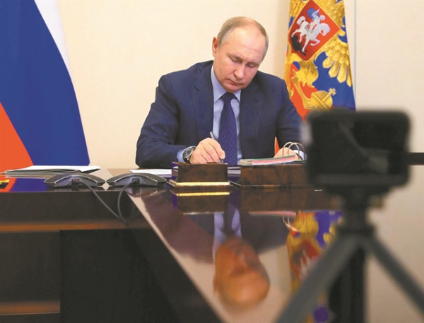 Ντράγκι: Ο Μπάιντεν να πάρει τηλέφωνο τον Πούτιν