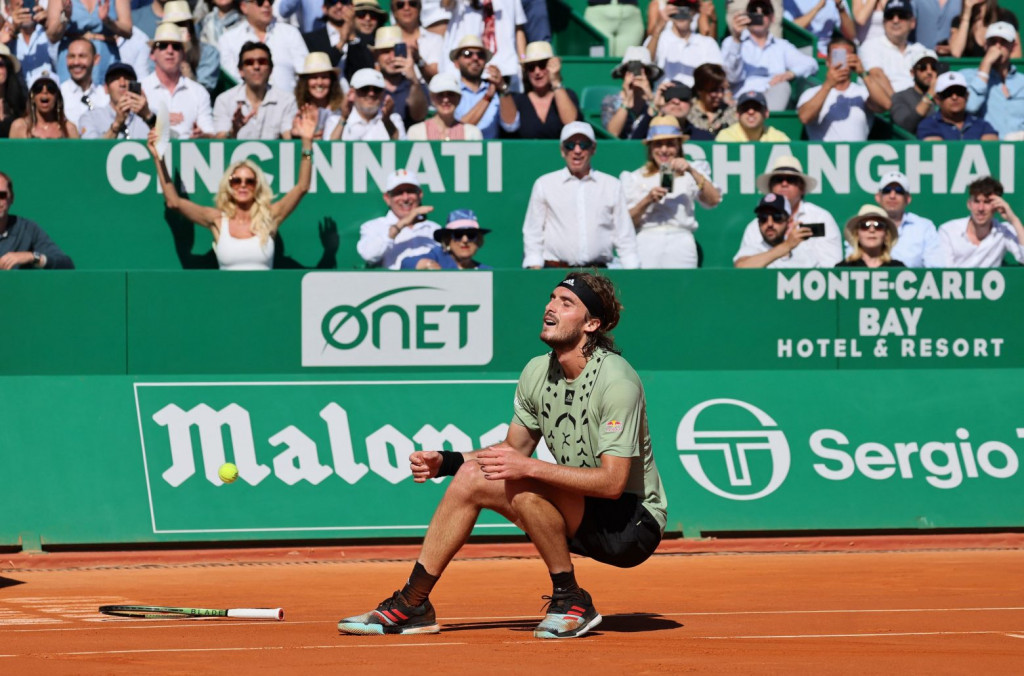 Στέφανος Τσιτσιπάς: Έπεσε επάνω σε διαφημιστική πινακίδα την ώρα του αγώνα και τραυματίστηκε