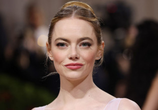 Έμμα Στόουν: Η αλλαγή ονόματος, τα βαμμένα κόκκινα μαλλιά και το τατουάζ για την μητέρα της