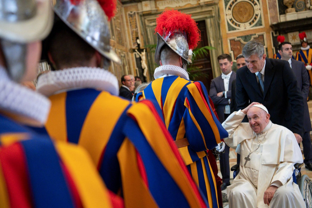 Πάπας Φραγκίσκος: Ζήτησε τεκίλα για να του περάσει ο πόνος στο γόνατο