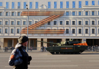 Ρωσία: «Είμαστε σε πλήρη απομόνωση» είπε αναλυτής στην κρατική τηλεόραση – Πώς επιχείρησε να το «σώσει» η παρουσιάστρια