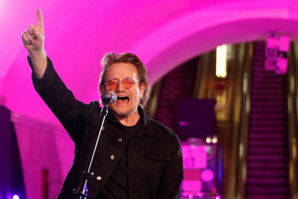 Ουκρανία: Ο Bono των U2 έδωσε συναυλία στο μετρό του Κιέβου