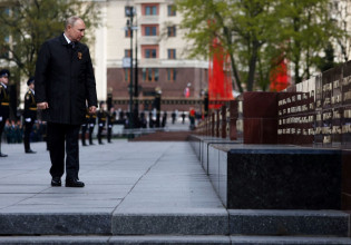 Πούτιν: Καμία ένδειξη για τα επόμενα βήματα στον πόλεμο της Ουκρανίας