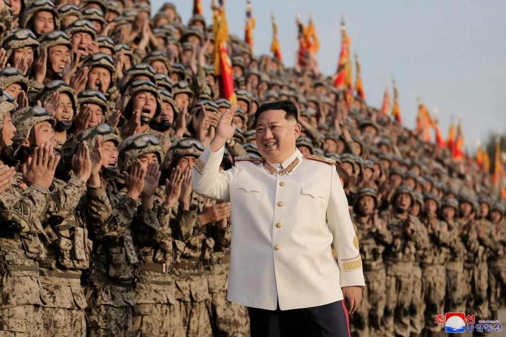 Βόρεια Κορέα: Η εξάπλωση του κοροναϊού πιθανόν να συνδέεται με στρατιωτική παρέλαση, σύμφωνα με ειδικούς