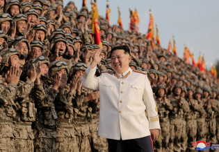 Βόρεια Κορέα: Η εξάπλωση του κοροναϊού πιθανόν να συνδέεται με στρατιωτική παρέλαση, σύμφωνα με ειδικούς