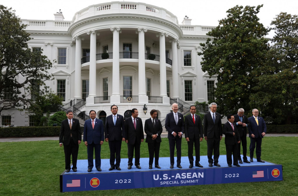Ο Μπάιντεν προσπαθεί να διαμορφώσει συσχετισμό κατά της Κίνας στη Νοτιοανατολική Ασία