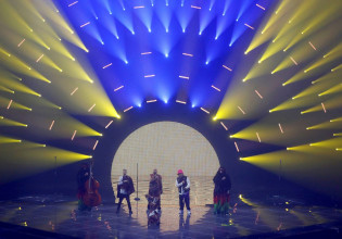 Eurovision 2022: Συγκλονιστικές στιγμές στην εμφάνιση της Ουκρανίας στον τελικό – «Βοηθήστε την Μαριούπολη»