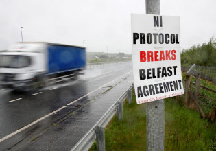 Η Βρετανία απειλεί να ανατινάξει το «Ιρλανδικό πρωτόκολλο»