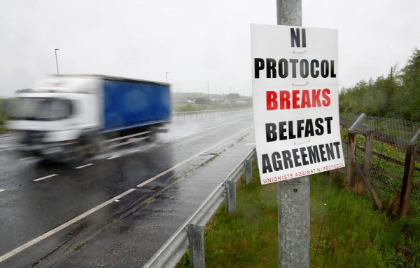 Η Βρετανία απειλεί να ανατινάξει το «Ιρλανδικό πρωτόκολλο»