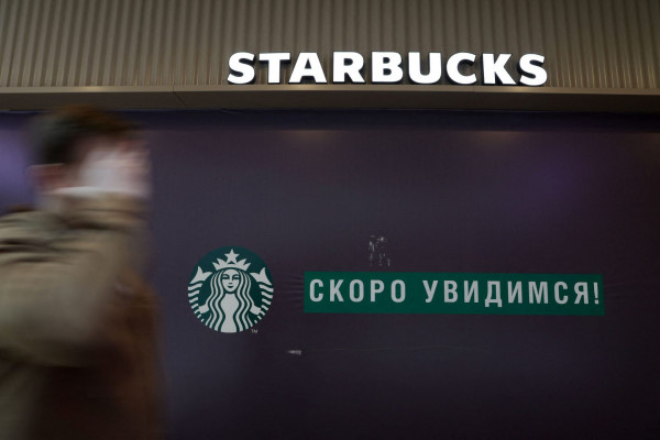 Ρωσία: Μετά από 15 χρόνια τα Starbucks αποχωρούν – Κλείνουν 130 καταστήματα