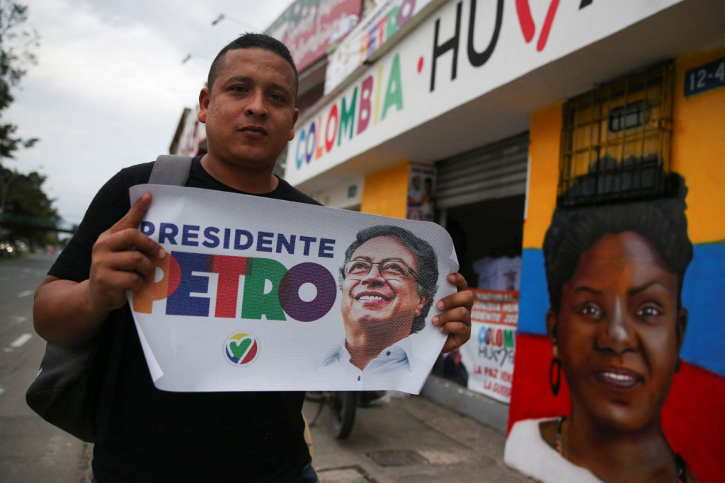 Κολομβία: Φαβορί ο Γκουστάβο Πέτρο στις εκλογές – Μπορεί να γίνει ο πρώτος αριστερός πρόεδρος στην ιστορία της χώρας