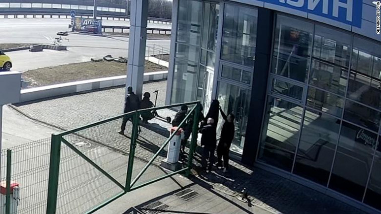 CNN: Ρώσοι στρατιώτες πριν κάνουν πλιάτσικο σε επιχείρηση εκτέλεσαν άοπλους πολίτες