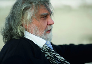 Βαγγέλης Παπαθανασίου: «Oλοι είμαστε συνάθροιση δισεκατομμυρίων ετών μνήμης»