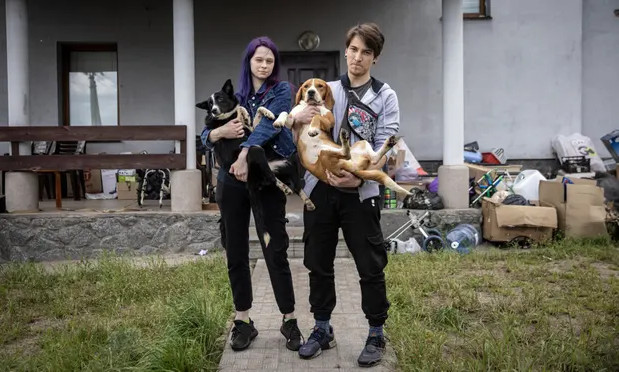 Πόλεμος στην Ουκρανία: Το ζευγάρι που έφυγε από τον πόλεμο σώζοντας 19 σκυλιά