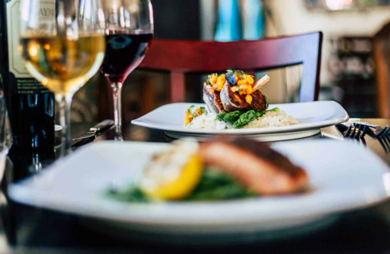 Σεφ αποκαλύπτουν: Αυτά τα πιάτα δεν πρέπει να παραγγείλουμε ΠΟΤΕ όταν τρώμε έξω