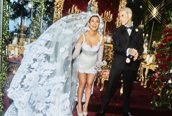 Κόρτνεϊ Καρντάσιαν – Τράβις Μπάρκερ: Ο Αντρέα Μποτσέλι τραγούδησε τον πρώτο τους χορό