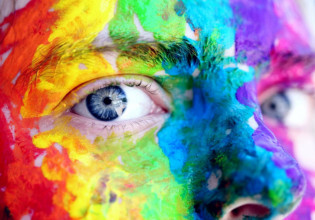 Μόσιαλος: «Δεν είναι «νόσος των γκέι» η ευλογιά των πιθήκων»