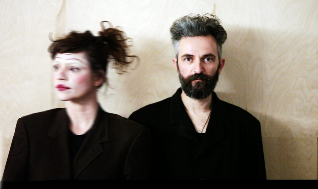 Ξανά στη σκηνή ο Άρης Σερβετάλης: «Το Όνειρο ενός Γελοίου» με την Έφη Μπίρμπα σε καλοκαιρινή περιοδεία