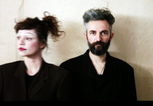 Ξανά στη σκηνή ο Άρης Σερβετάλης: «Το Όνειρο ενός Γελοίου» με την Έφη Μπίρμπα σε καλοκαιρινή περιοδεία