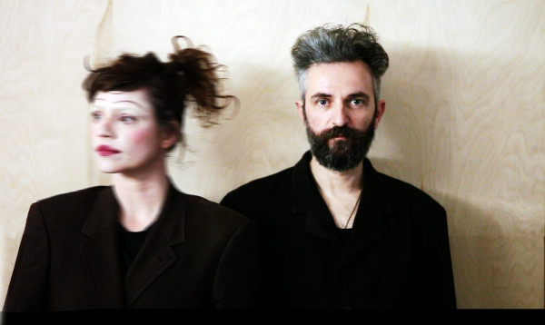 Ξανά στη σκηνή ο Άρης Σερβετάλης: «Το Όνειρο ενός Γελοίου» με την Έφη Μπίρμπα σε καλοκαιρινή περιοδεία