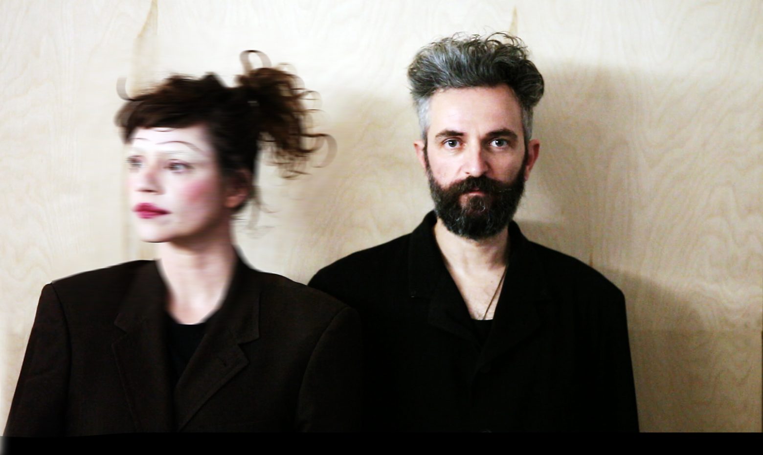 Ξανά στη σκηνή ο Άρης Σερβετάλης: «Το Όνειρο ενός Γελοίου» με την Έφη Μπίρμπα σε καλοκαιρινή περιοδεία